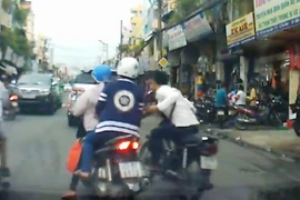 Clip cận cảnh màn cướp giật táo tợn trên đường phố TP.HCM