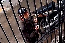 Clip xông vào nhà dân, giật iPad từ tay trẻ em