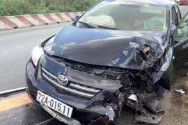 Hai vợ chồng thoát chết khi "xế hộp" tông cột đèn, nát đầu