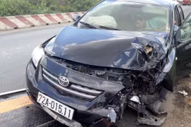 Hai vợ chồng thoát chết khi "xế hộp" tông cột đèn, nát đầu