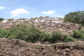 Nhân dân phản ánh, bãi đất thải ở Triều Khúc vẫn trơ lỳ 