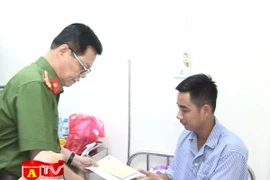 Thăm hỏi, động viên cán bộ, chiến sỹ bị thương trong khi làm nhiệm vụ