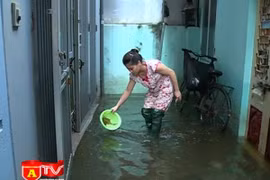Sau cơn bão, khu dân cư phường Tứ Liên vẫn chưa hết úng ngập