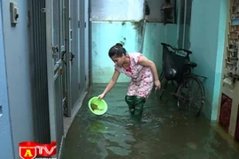 Sau cơn bão, khu dân cư phường Tứ Liên vẫn chưa hết úng ngập