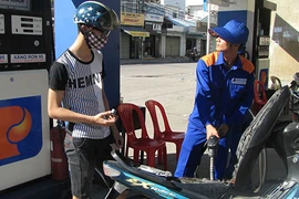 Xăng tăng 675 đồng/lít