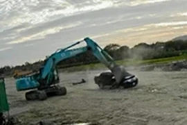 Hãi hùng cảnh lái xe gầu múc ‘băm’ nát xe bán tải có người ngồi bên trong