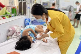 Số trẻ em chưa tiêm vaccine mắc Covid-19 ở Hà Nội tăng vọt