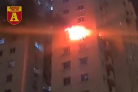Lửa cháy đỏ rực căn hộ chung cư KĐT Nam Thăng Long