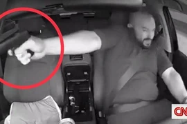 Bị khiêu khích, lái xe mất bình tĩnh rút súng bắn tứ tung