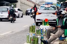 Hiểm họa cháy, nổ từ những điểm bán xăng lẻ trên vỉa hè Hà Nội