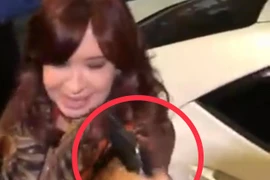 Phó Tổng thống Argentina bị chĩa súng giữa đám đông