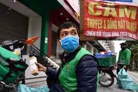 Hà Nội: Tự ý treo biển "cấm shipper, đồng nát vào ngõ" có vi phạm quy định?