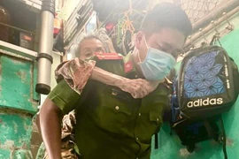 Hai cụ 100 tuổi được Cảnh sát khu vực cõng đi làm căn cước công dân gắn chíp