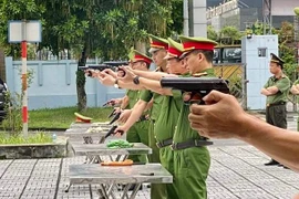 Xem các chỉ huy và cán bộ chiến sĩ CATP Hà Nội thực hành bắn đạn thật