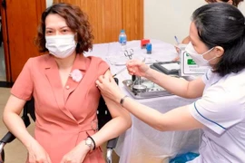 Thứ trưởng Bộ Y tế, Phó Chủ tịch Tổng liên đoàn lao động tiêm vaccine mũi 3, 4 tại lễ phát động