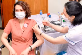 Thứ trưởng Bộ Y tế, Phó Chủ tịch Tổng liên đoàn lao động tiêm vaccine mũi 3, 4 tại lễ phát động