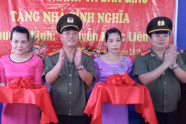 Trao tặng nhà tình nghĩa cho thương binh Nguyễn Khắc Liên