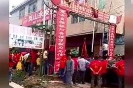 Không chịu nhường đường, khách mời hai đám cưới lao vào hỗn chiến