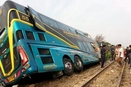 Tàu hỏa đâm xe buýt chở khách du lịch ở Thái Lan, 3 người tử vong