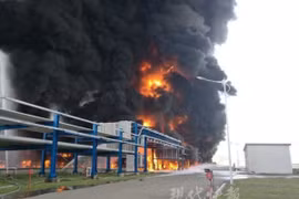 Nổ kho lưu trữ hóa chất ở Trung Quốc, khói đen ngút trời