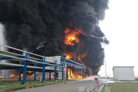 Nổ kho lưu trữ hóa chất ở Trung Quốc, khói đen ngút trời