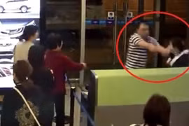 Chậm chuyến bay, hành khách tức giận tát vào mặt nhân viên hàng không