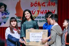 Nguyễn Thị Loan quyên góp sách cho học trò nghèo miền núi