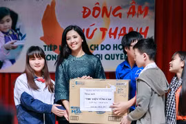 Nguyễn Thị Loan quyên góp sách cho học trò nghèo miền núi