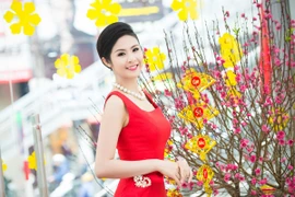 Hoa hậu Ngọc Hân khoe sắc gợi cảm bên hoa đào