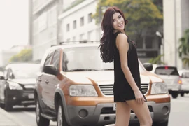 Trang “lạ” tóc dài trẻ trung dạo phố