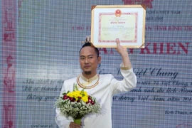 NTK Võ Việt Chung nhận bằng khen của Bộ trưởng Bộ VHTTDL