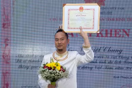 NTK Võ Việt Chung nhận bằng khen của Bộ trưởng Bộ VHTTDL