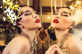 Siêu mẫu Diệu Huyền ma mị trong bộ sưu tập “ánh sáng đêm”