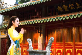 MC Kim Trang rạng ngời lên chùa cầu… duyên