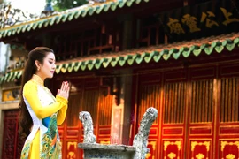 MC Kim Trang rạng ngời lên chùa cầu… duyên