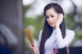 Á hậu Tố Uyên khoe sắc rạng ngời đi lễ chùa