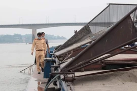 Nhận 'bảo kê' khai thác cát trái phép trên sông Đà