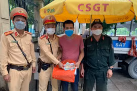 Đánh rơi toàn bộ tiền viện phí của mẹ, nam thanh niên may mắn được lực lượng 141 Công an Hà Nội giúp đỡ
