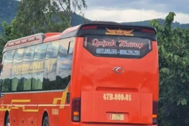 Nhồi nhét hành khách trên xe để thông chốt kiểm soát Covid-19