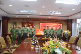 Thêm 600 triệu đồng được CATP Hà Nội trao tặng nhân dân, CBCS Công an tỉnh Thừa Thiên Huế