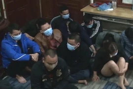 Bắt ổ nhóm 18 đối tượng đánh bạc giữa mùa Covid-19