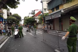 Tiếp tục siết chặt giám sát người dân ra đường ở phố cổ để phòng, chống dịch Covid-19