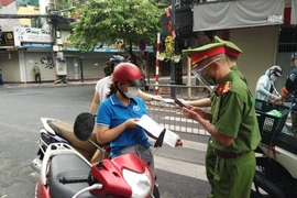 Siết chặt kiểm tra ra giấy đi đường trên toàn bộ các tuyến phố cổ