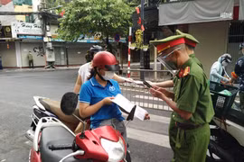 Siết chặt kiểm tra ra giấy đi đường trên toàn bộ các tuyến phố cổ