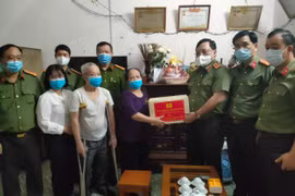 Giám đốc CATP Hà Nội trao quyết định thương binh và thăm, tặng quà tri ân các gia đình liệt sỹ 