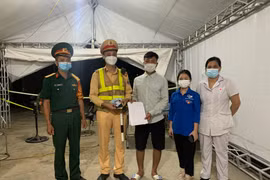 Đánh rơi ví tại chốt kiểm dịch Covid-19, người dân được CSGT giúp đỡ
