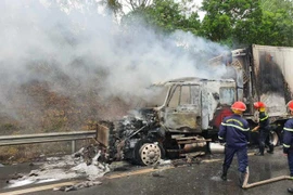 Làm rõ nguyên nhân container bốc cháy ngùn ngụt trên cao tốc Nội Bài - Lào Cai