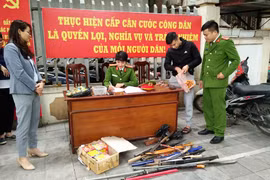 Người dân tự giác giao nộp băng đạn súng AK và nhiều pháo hình lựu đạn