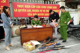 Người dân tự giác giao nộp băng đạn súng AK và nhiều pháo hình lựu đạn