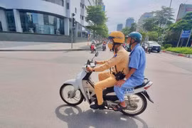 Cảnh sát giao thông đưa cụ ông đi lạc về nhà giữa mùa dịch